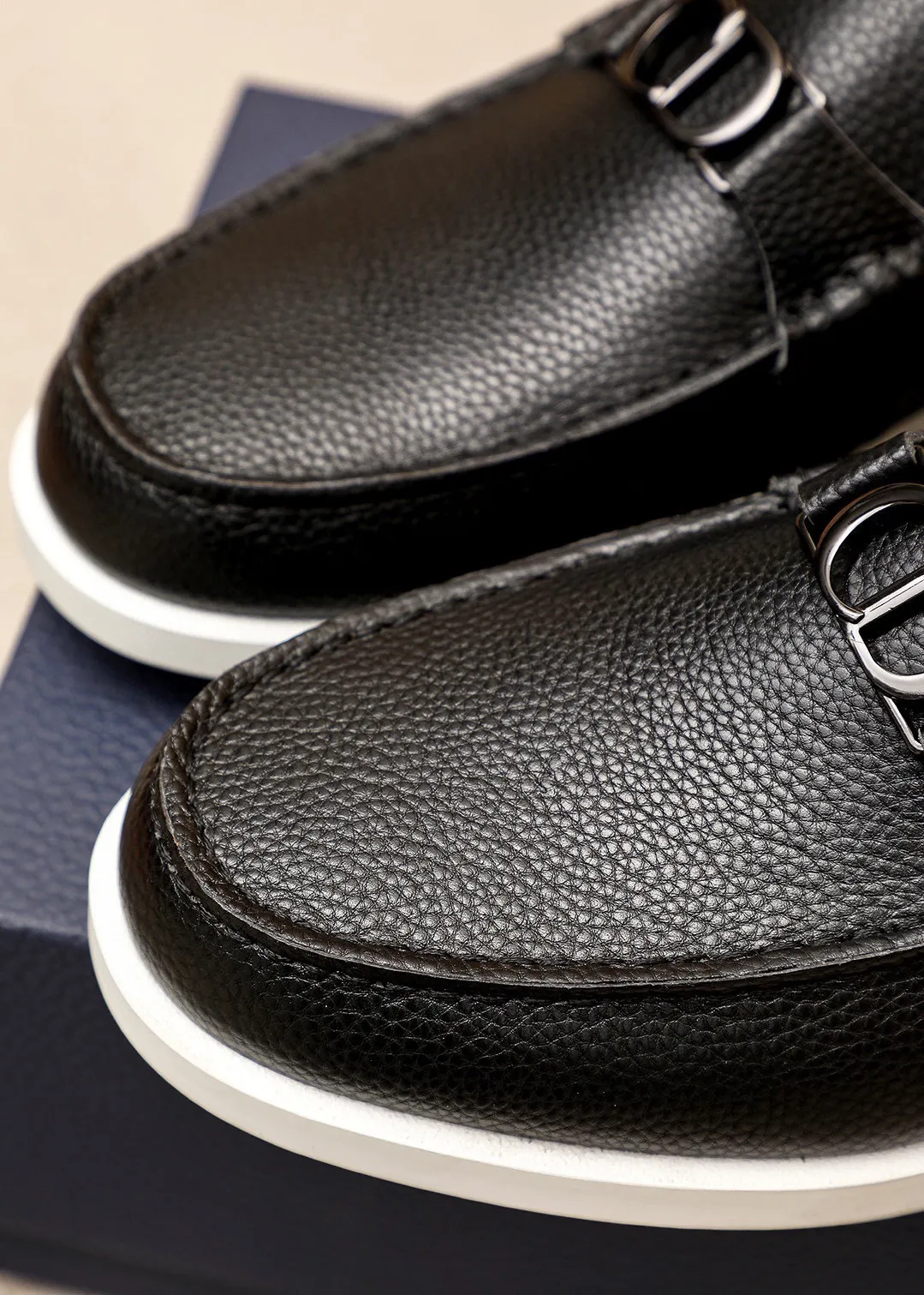 Men's shoes 💰480 💐Original packaging Product trademark: Dior "Dior" casual leather shoes Regular size: 38-44 (45.46.47🉑️Customized) Product materials: Selected Italian imported first-layer pebbled cowhide leather upper + luxury hardware buckle, imported water-dyed cowhide lining. Strong three-dimensional visual effect, original rubber outsole Color: 3⃣️colors available